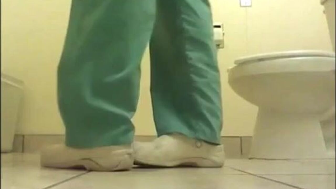 Watch this slutty girl scat while getting off on the toilet floor