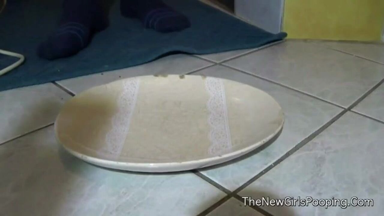 Watch this kinky girl devour leaves and scat like a pro