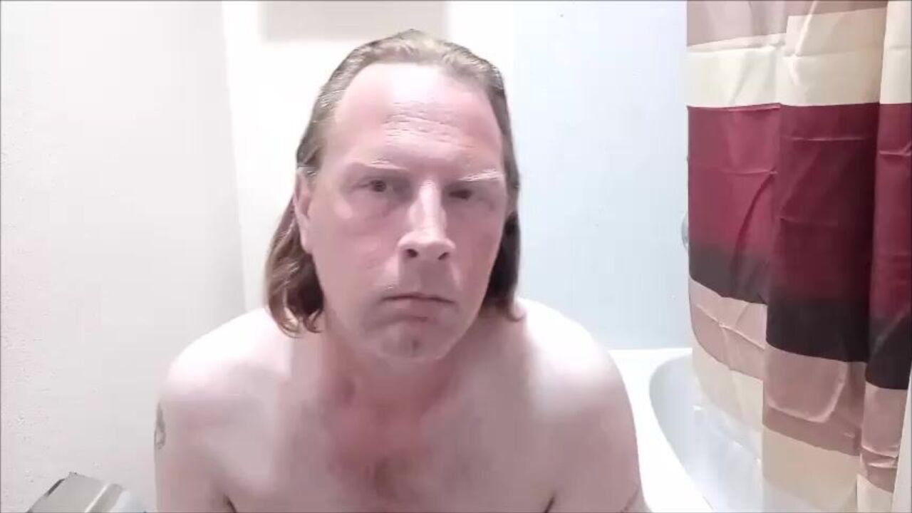 Amateur chick serves scat in her hands