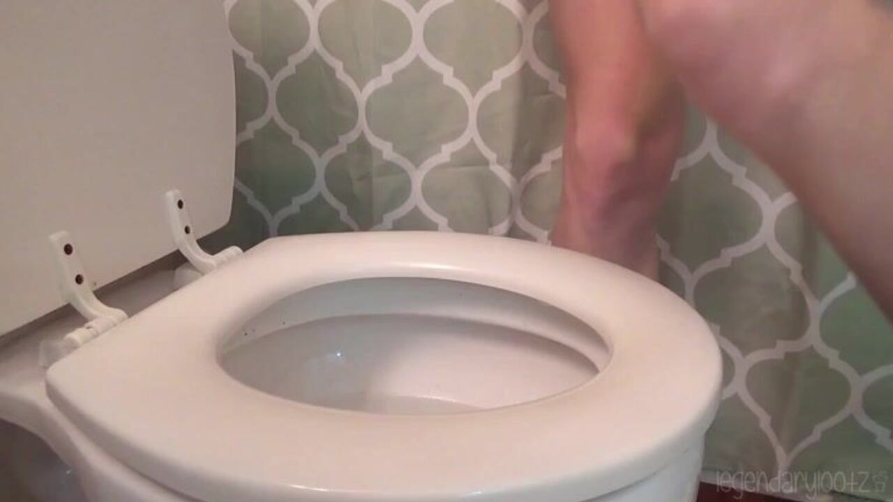 Watch this kinky camgirl get off on shitting and need it bad