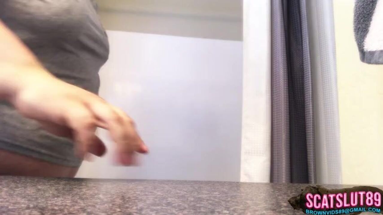 Watch this BBW with a messy bubble butt stretch her hole with a huge scat