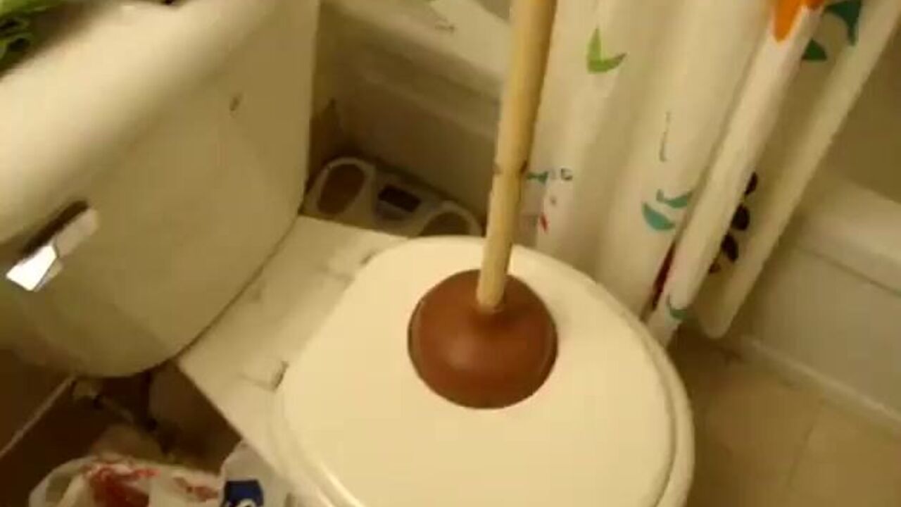 Watch this skinny babe scat on the floor while getting off on her own vol