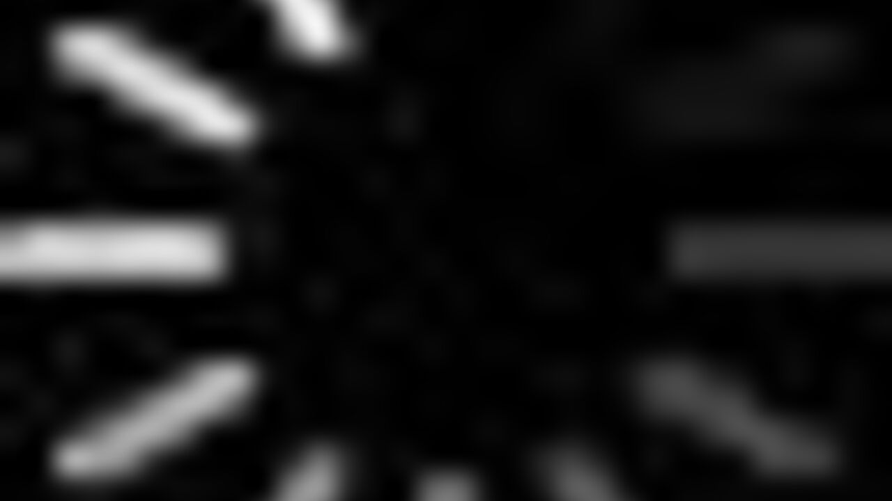 Watch this petite babe get her scat wet and dirty in the dressing room