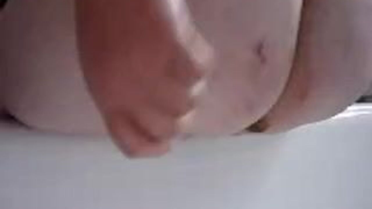 Chunky mama gets her scat wet & wild with a juicy surprise