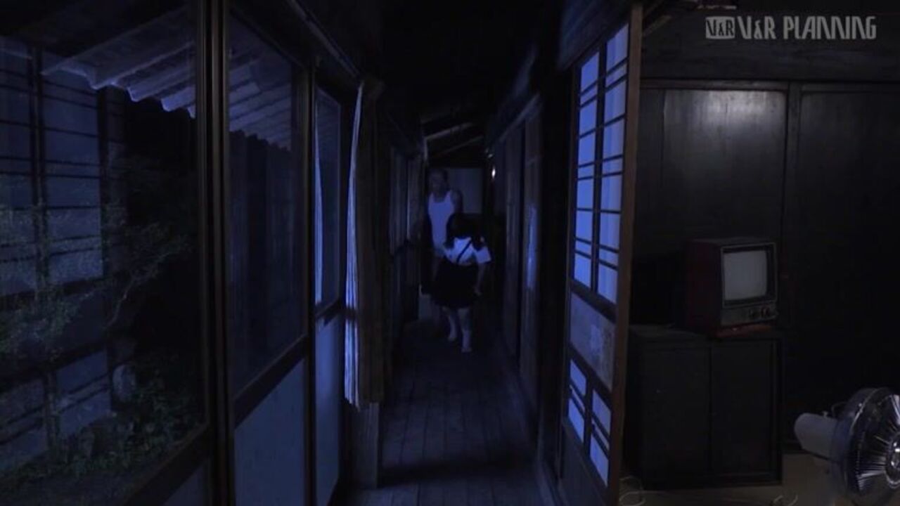 Watch this filthy slut get her face splattered with her own jizz