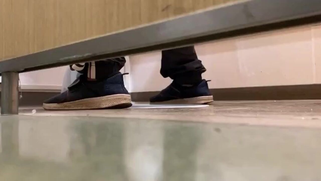 Watch as this guy gets down & dirty with his own squirt while squatting toilet