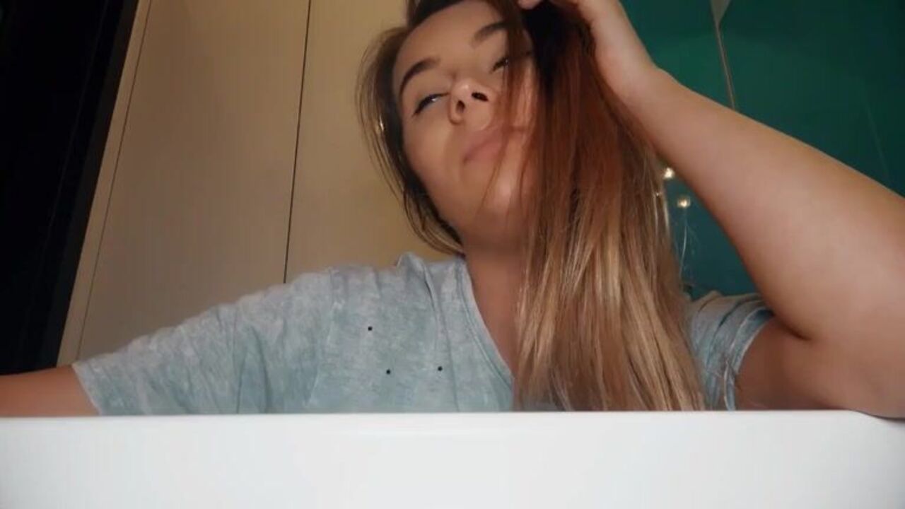 Watch as this scatty slut gets more than just a mouthful of cum in Au plus près de 2!