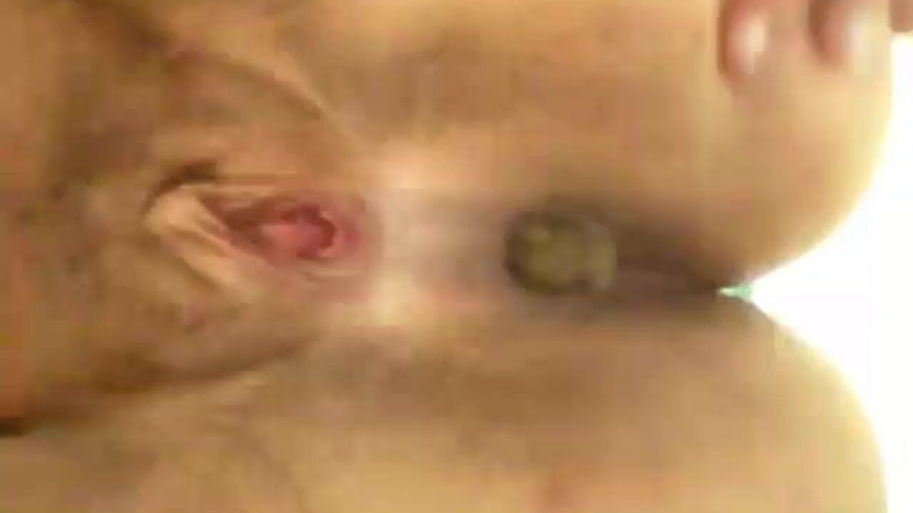 Watch this dirty MILF get her scat up close and personal