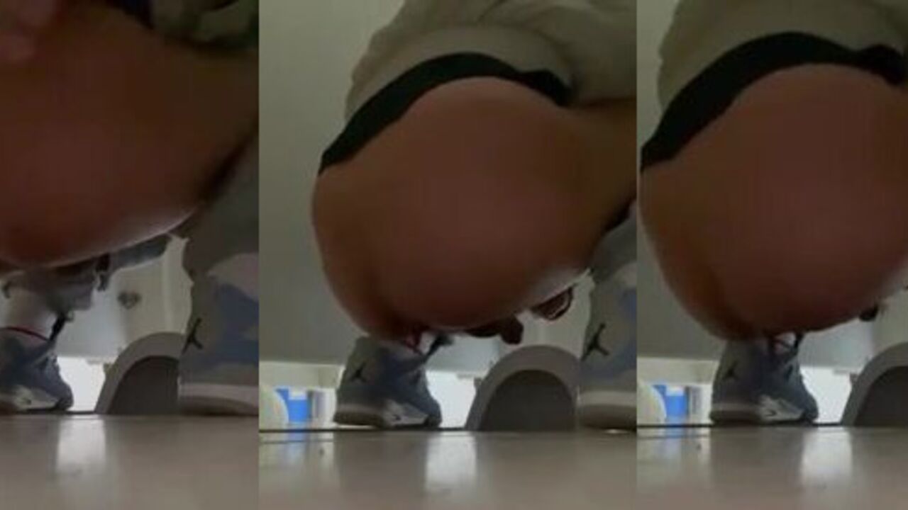 Watch this kinky dude Squat toilet & pee like a pro