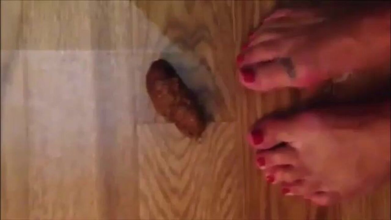 Watch this kinky MILF smeared her feet with her own filthy mess