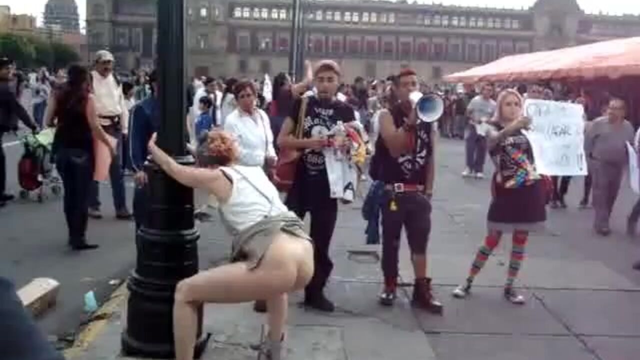 Watch as Demonstrating slut gets a kinky scat-diving lesson from her hung instructor