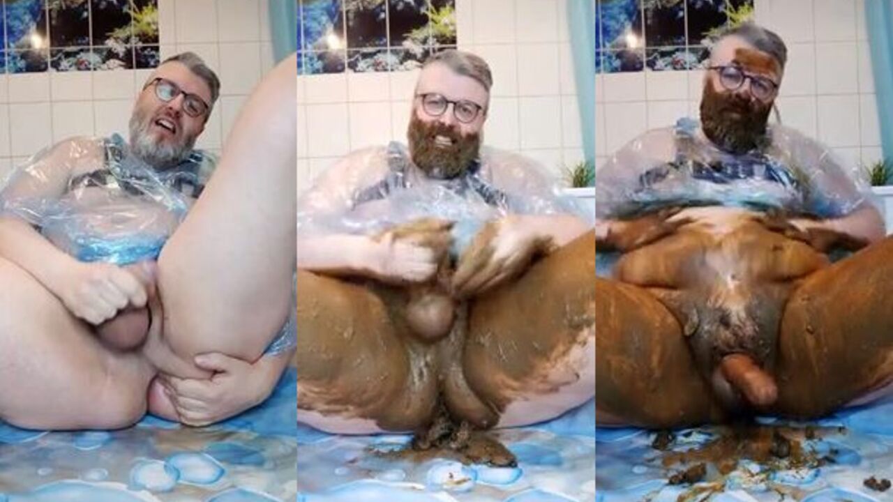 Chubby bear with a kink takes a filthy mouthful of uncut scat