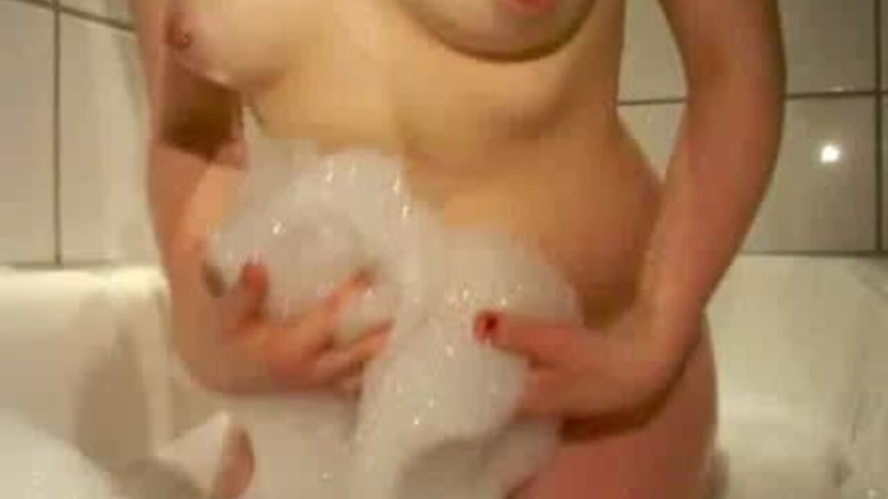 Watch this dirty slut get a steamy solo bath and scat play