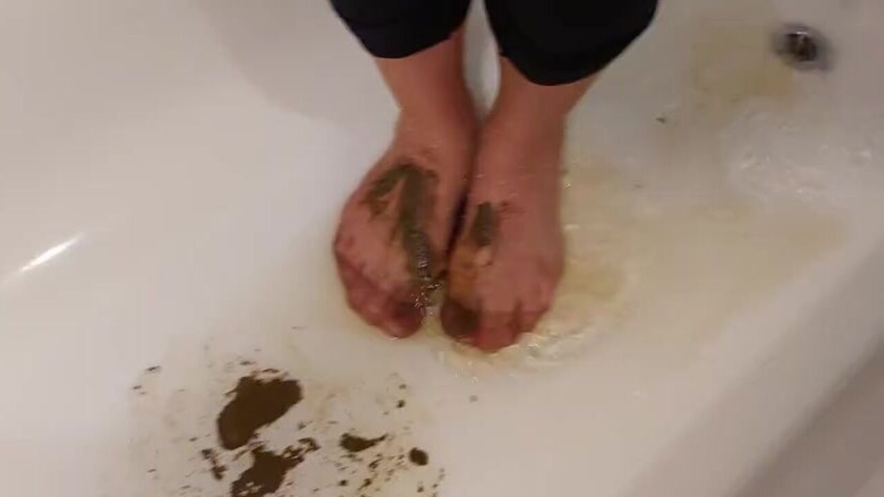 Ladyboy in pantyhose gets her nylon feet covered in messy scat