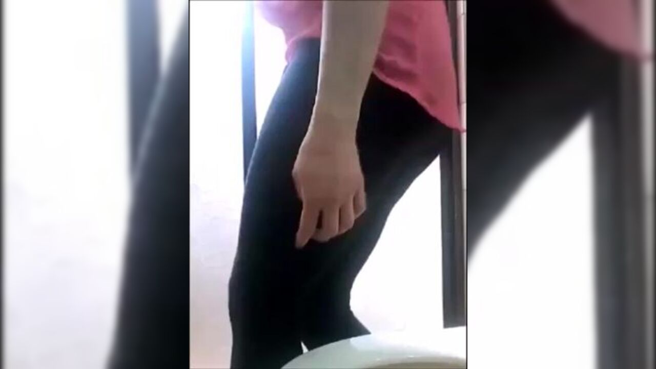 Watch this slutty girl scat up and get off standing up