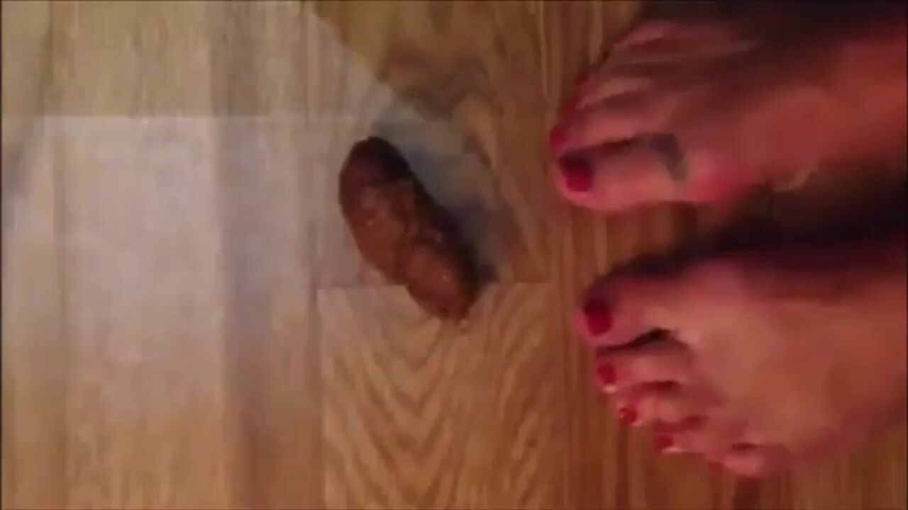 Watch this filthy MILF get off on scatting her feet while smearing her own cum