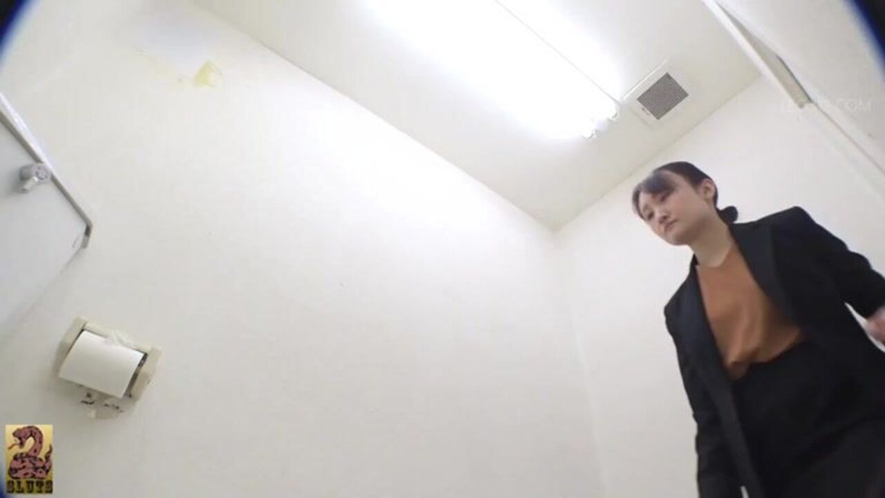 Watch this curvy slut fart like a pro in this dirty scat porn video