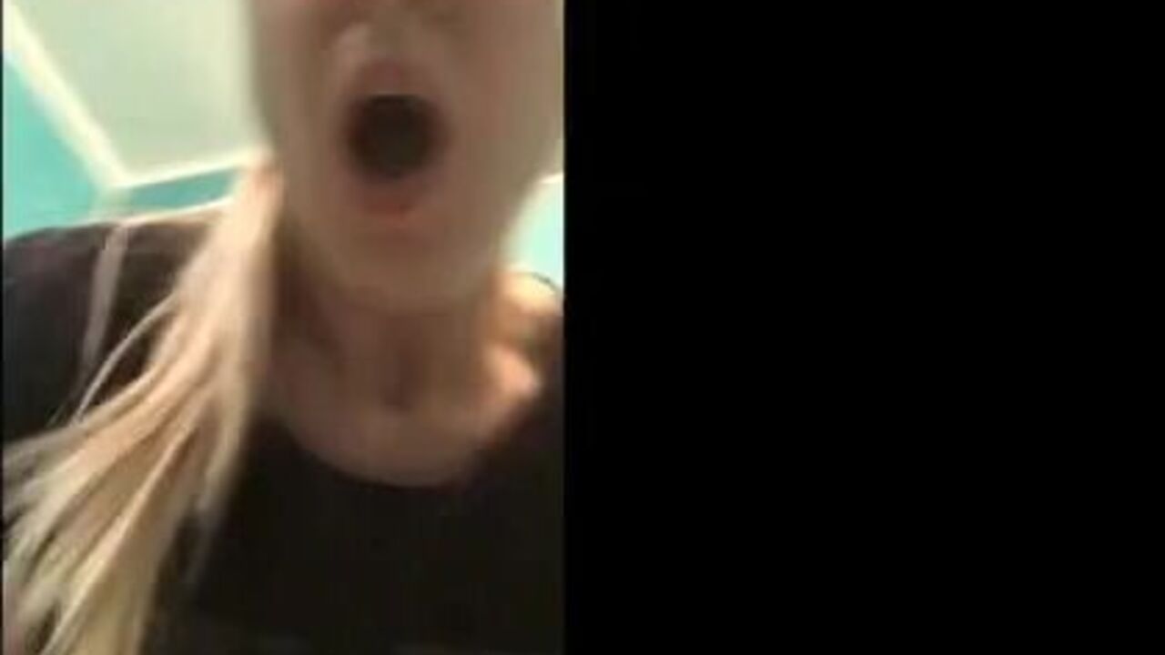 Watch this sweet and sexy blonde babe get her scat pounded live!