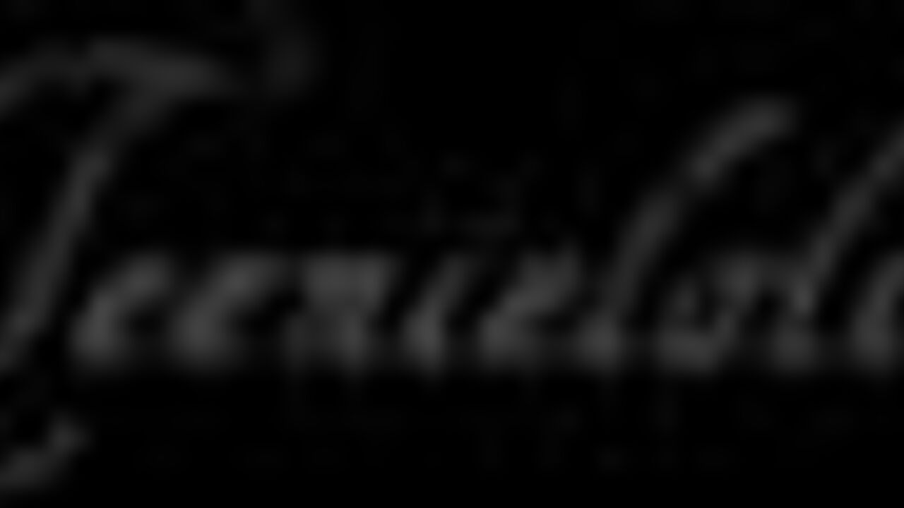 Watch this kinky teen shitting in her yellow thong!