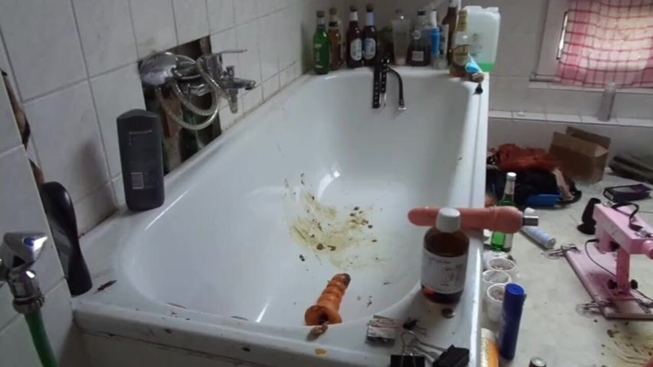 Sau allein zu Haus gets her fat body dumped and fucked in a perverse frenzy