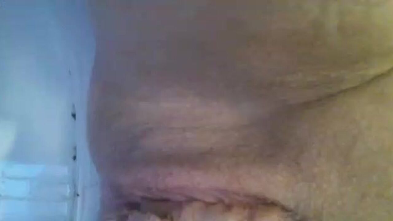 German MILF gets kinky with her mature pussy in part 2 of her kinky scat video