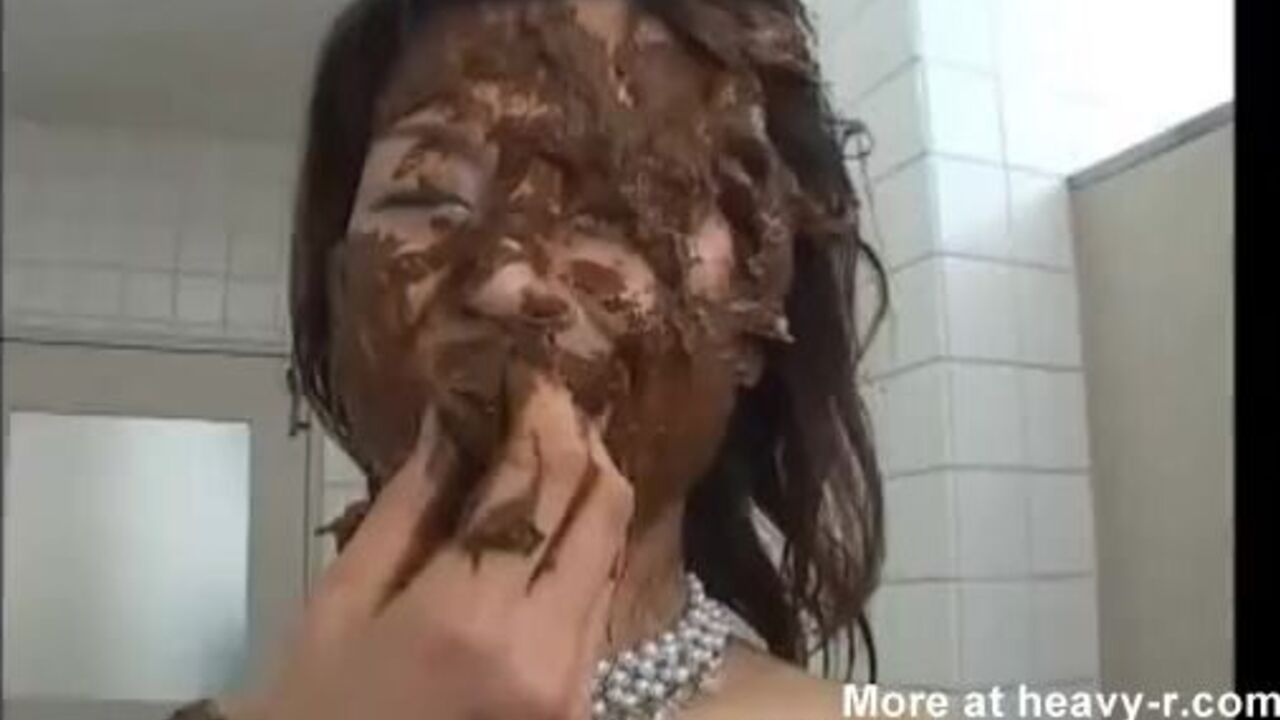 Watch this sexy girl devour a scaty mess in the toilet