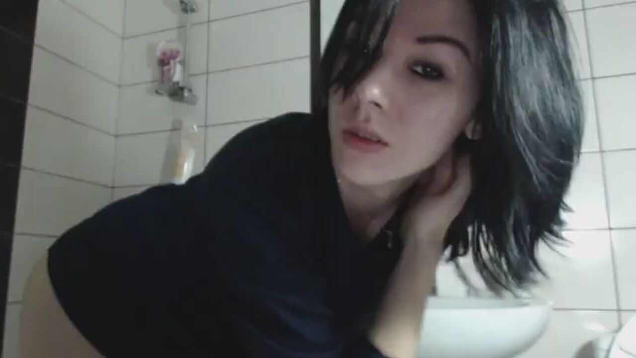 Hot brunette plays with her scat & gets analized with ass-to-mouth action