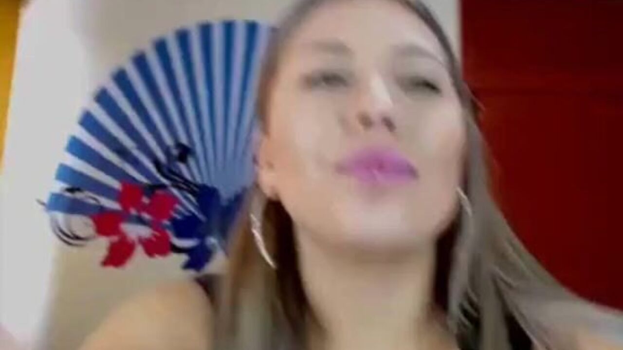 Watch this amateur cam girl get off on peeing & scatting on her cam