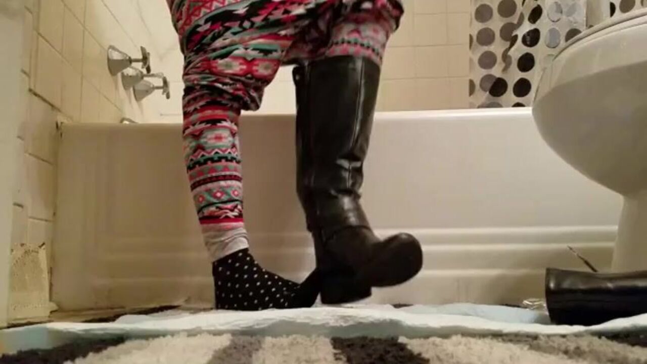 Foxyj Fail gets her scat wet in the bathroom