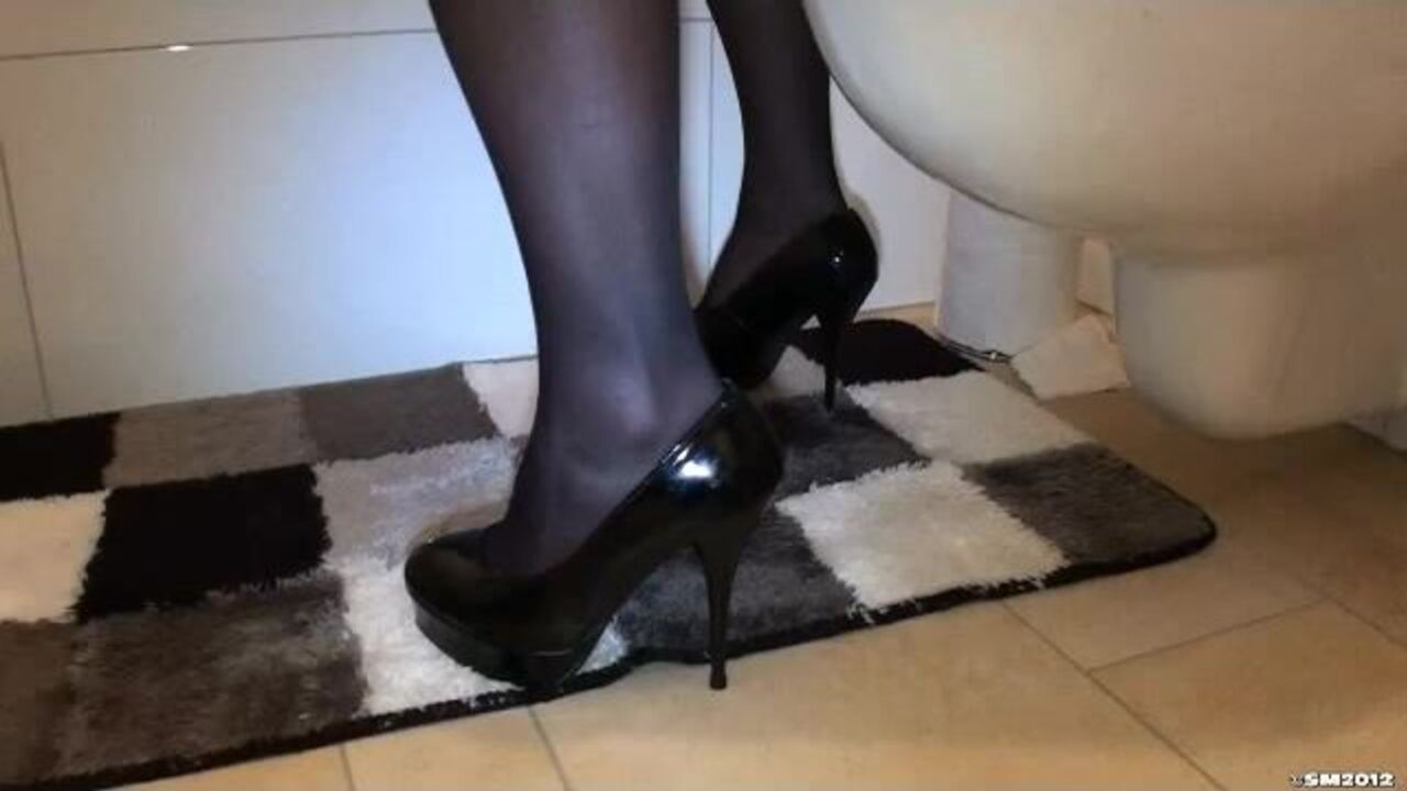 Watch this filthy slut fart and scat like a pro in this scat porn video