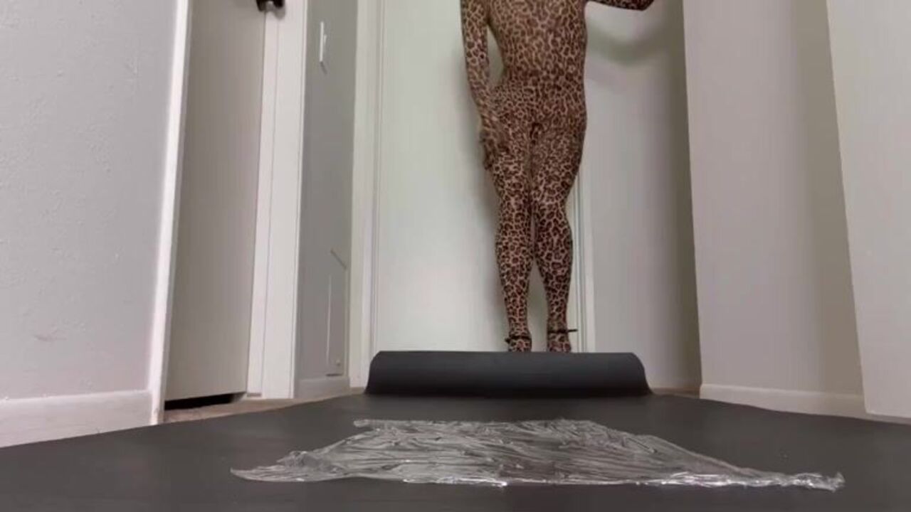 La panthère Chie Jaune gets her scat stuffed in a wild fetish video