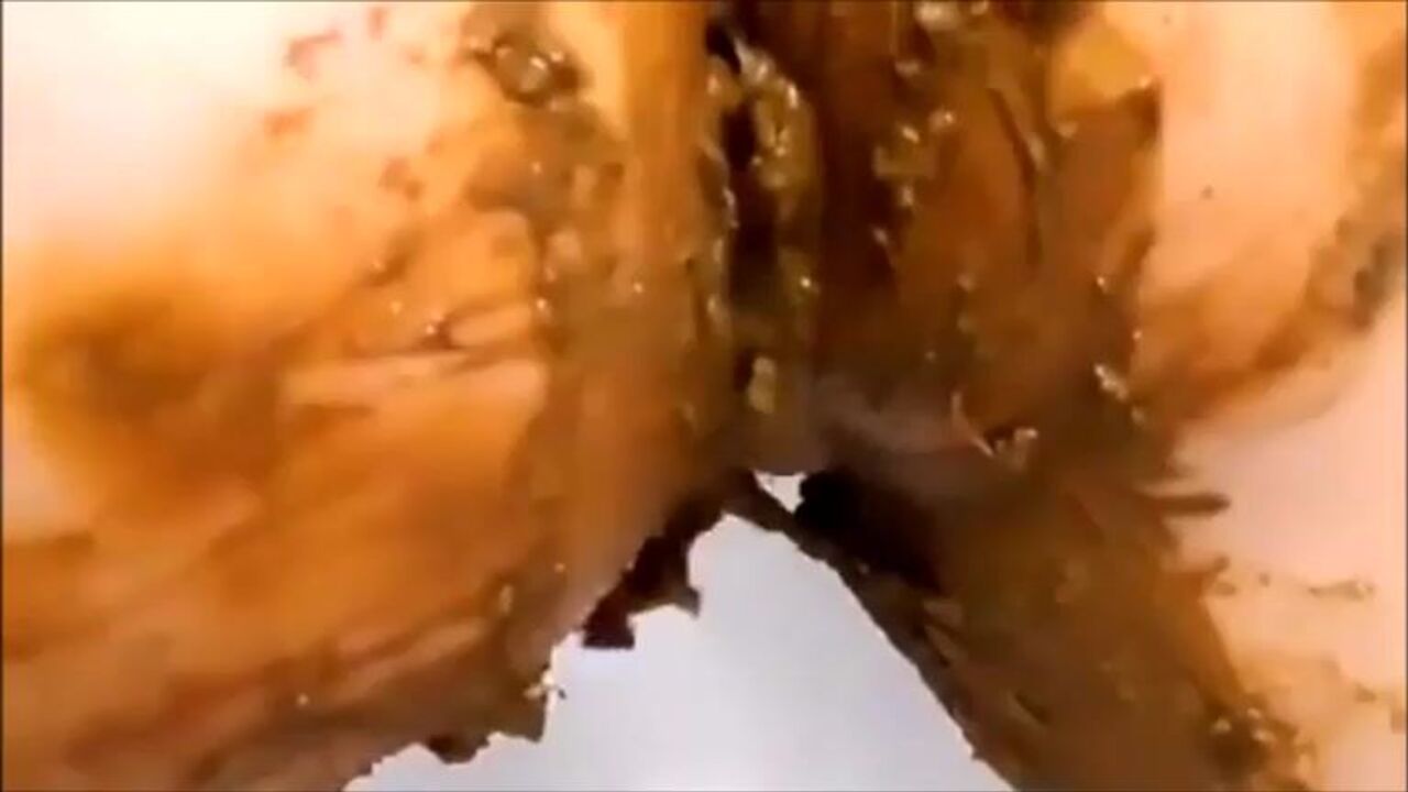 Watch this kinky slut pee and masturbate with a dildo while scatting