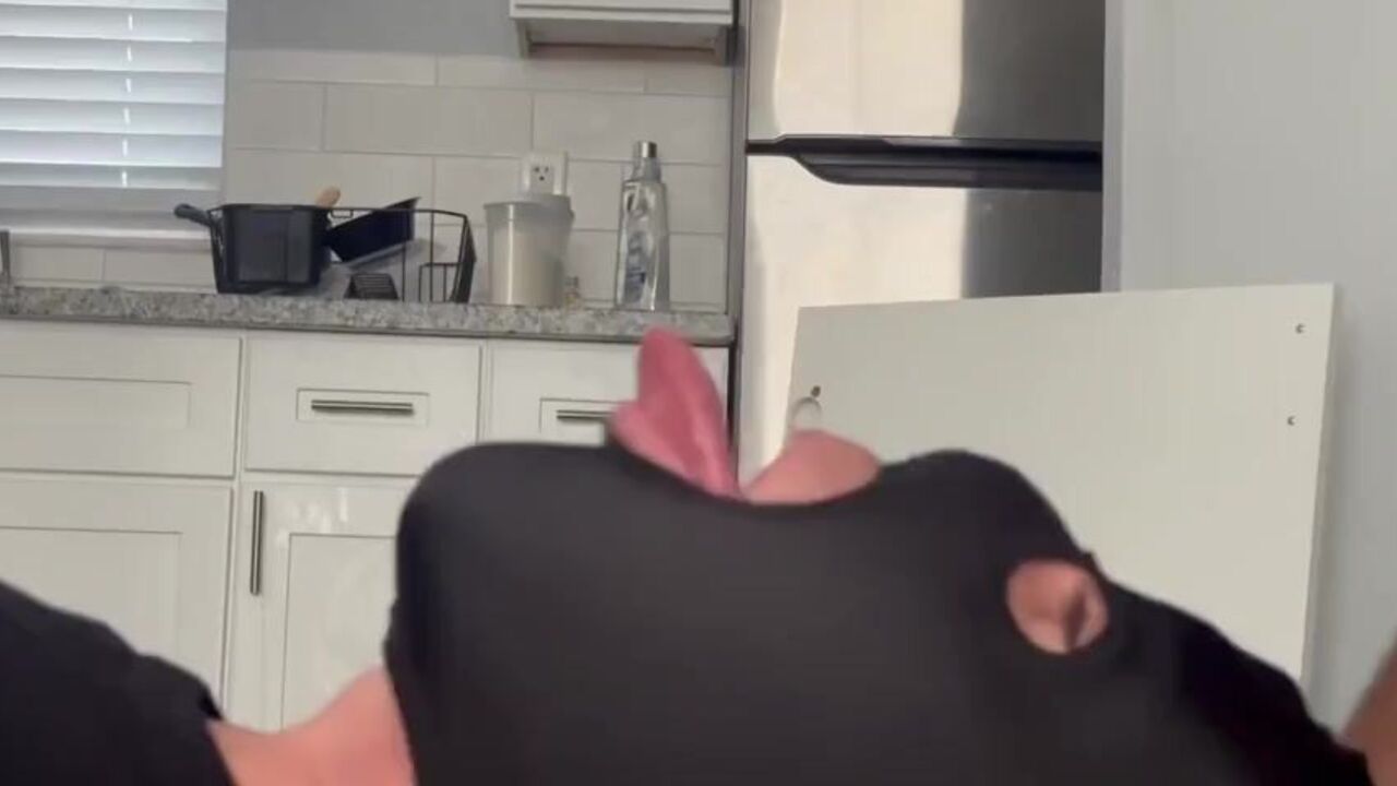 Watch this kinky green scat feed & eat like a pro