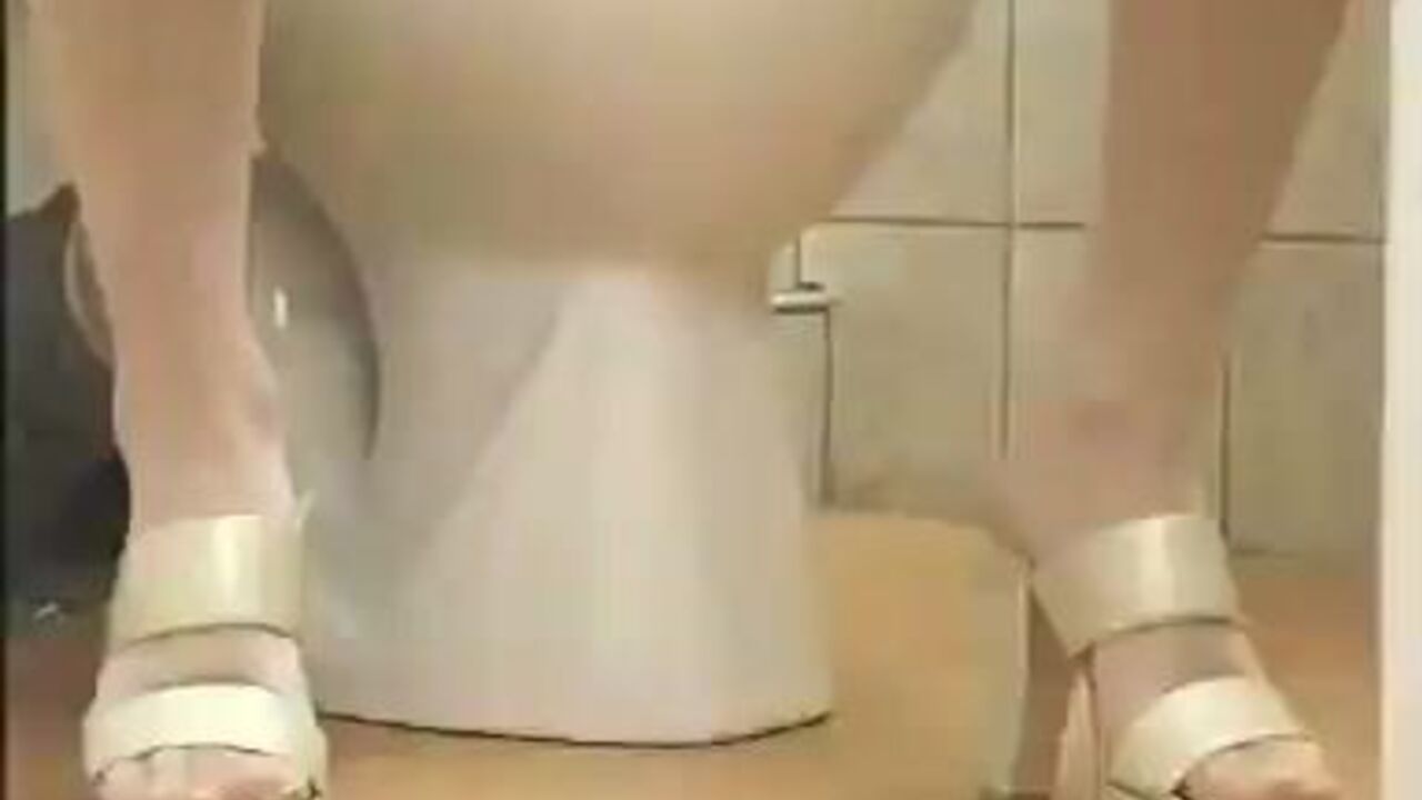 Watch scat porn videos with pee and shitting in bedroom