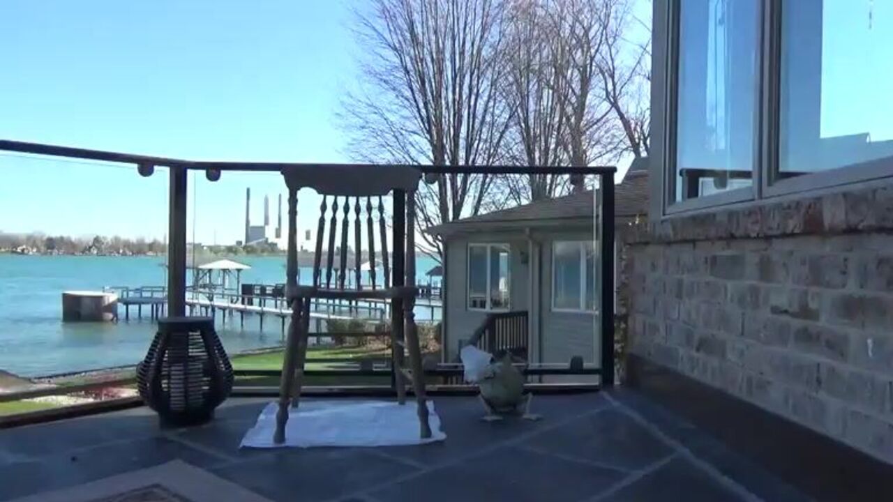 Watch these kinky scats get fucked hard and deep in this hot chaise & chiasse porn video