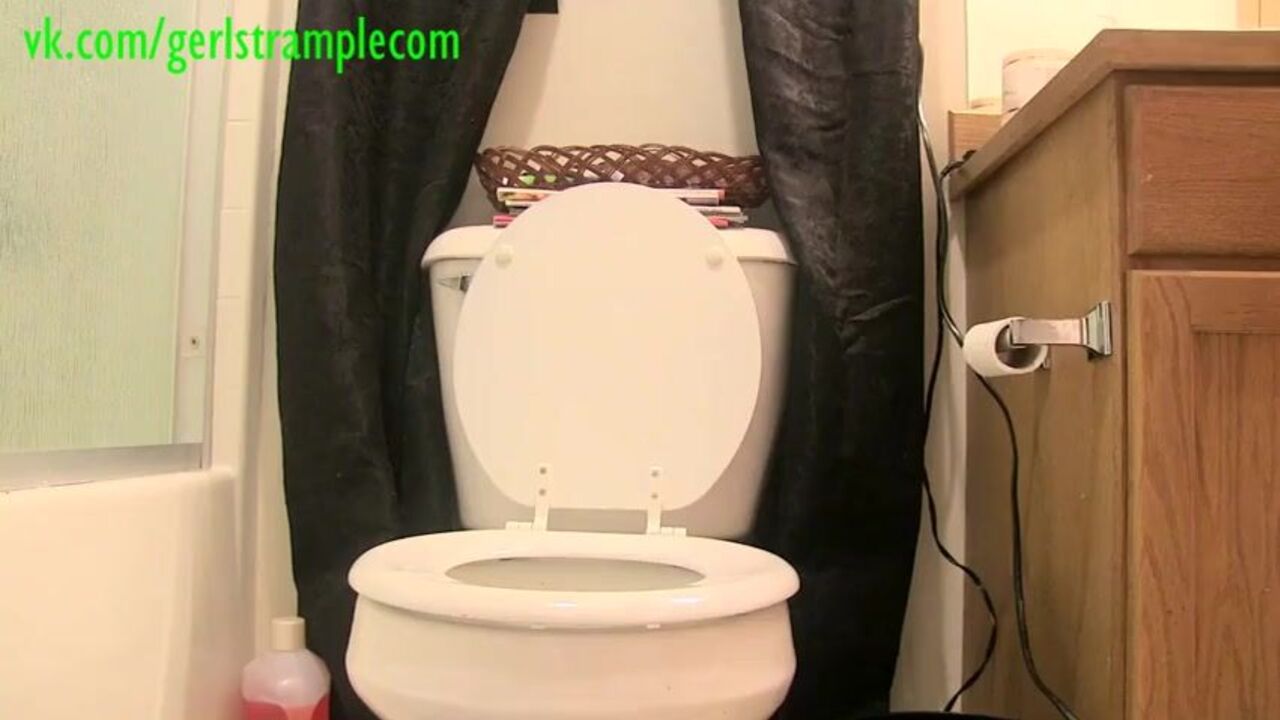 Watch this amateur slut get down and dirty with her own scat