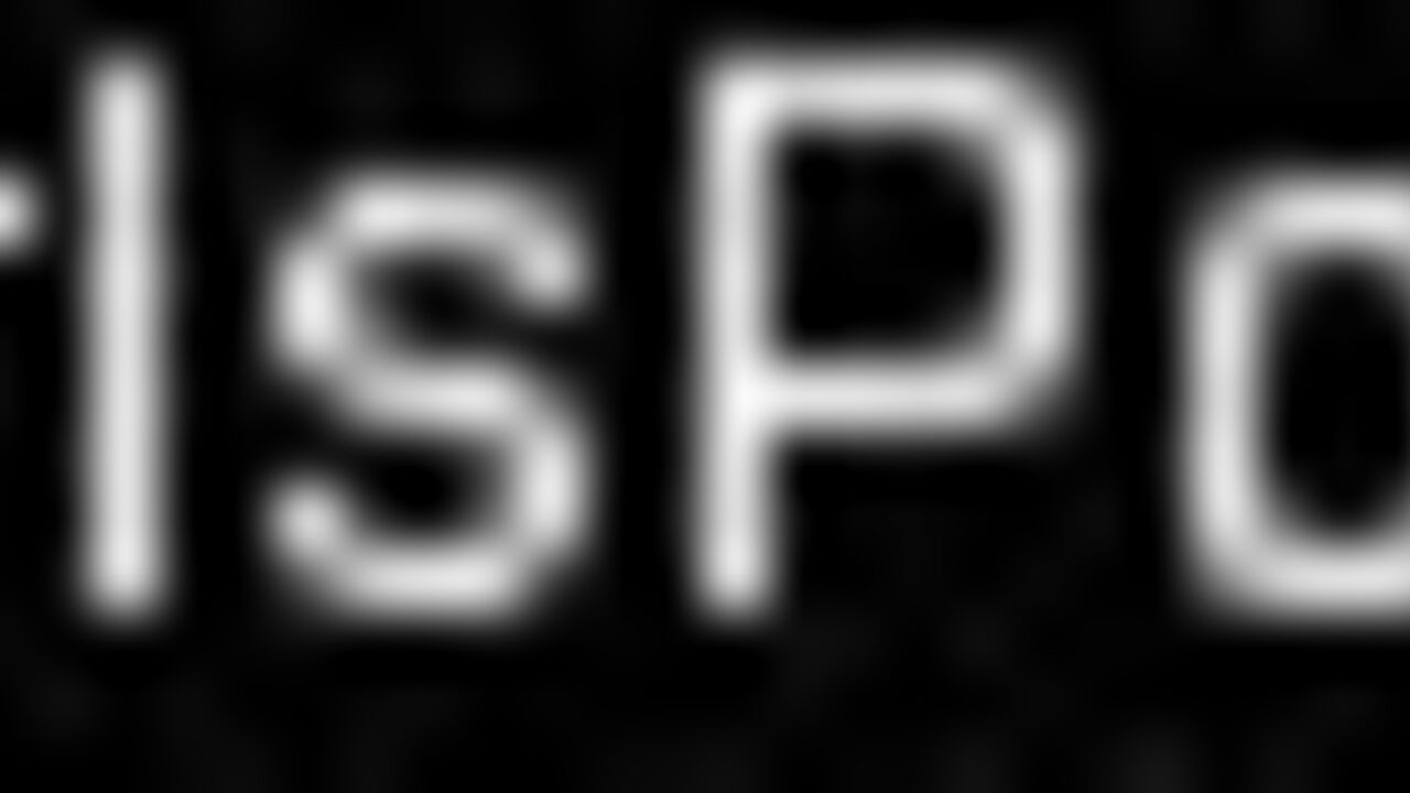 Watch this kinky slut fart in her own scat like a pro