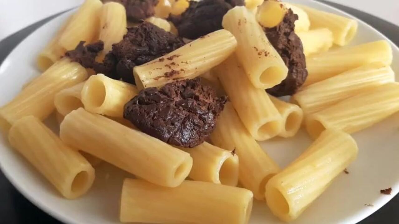 Watch this hot scat porn video featuring a special pasta treat and a juicy juicy load!