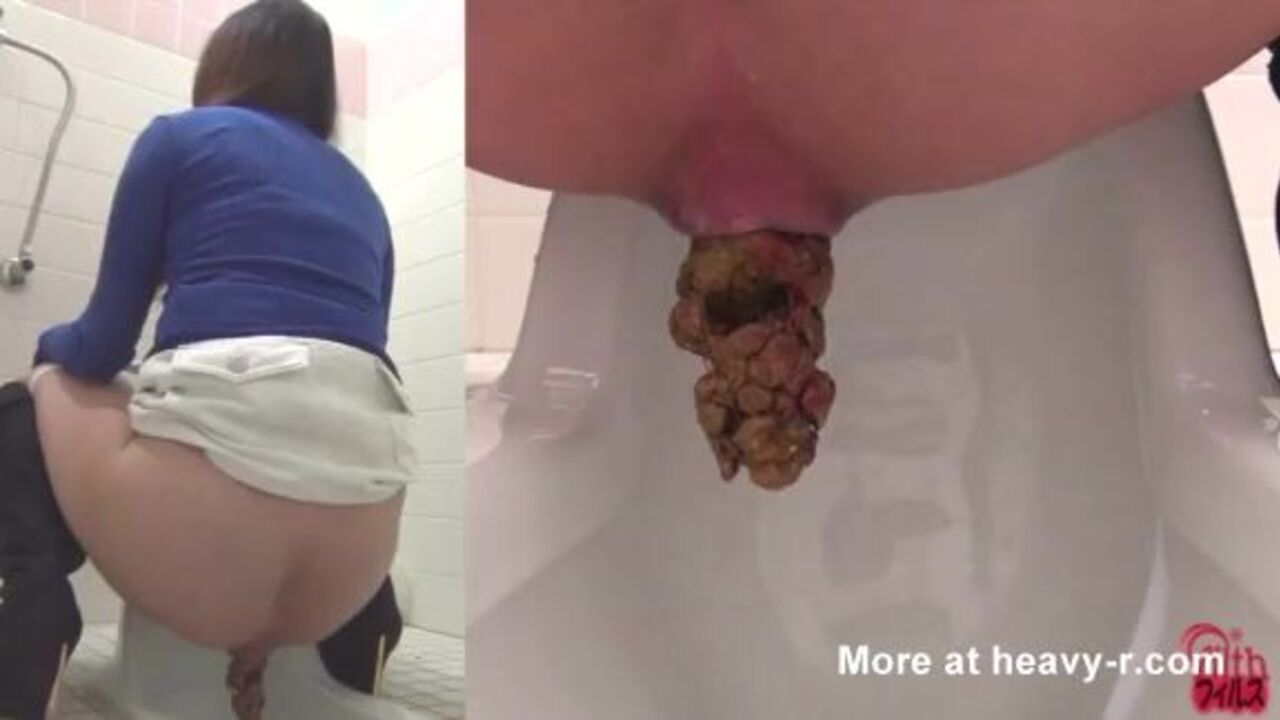 Camgirl gets a kinky surprise in her hidden toilet