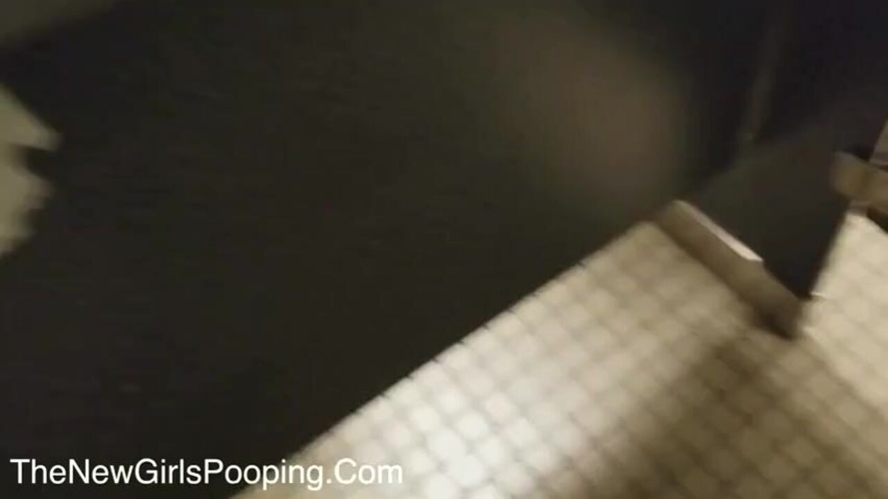 Watch this kinky slut play with her scats like a pro!