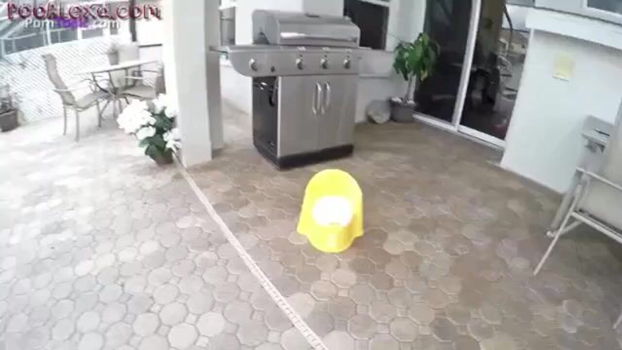 Watch as Wonder Woman gets a panty-ooping mishap in her own scat video