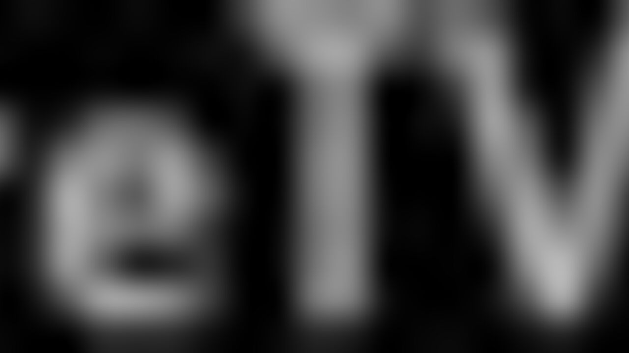 Watch this kinky queen slurp up a warm load in her ass and drink it down