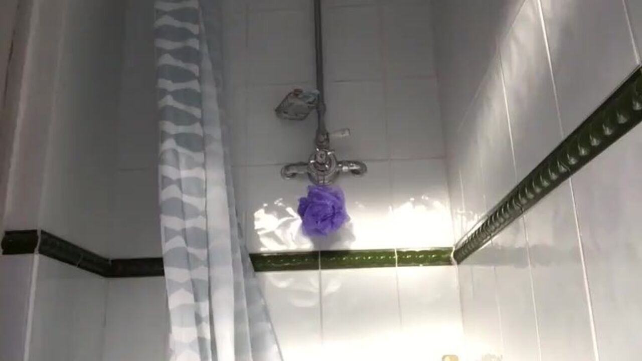 Kinky scat woman poops in her tub while playing with herself