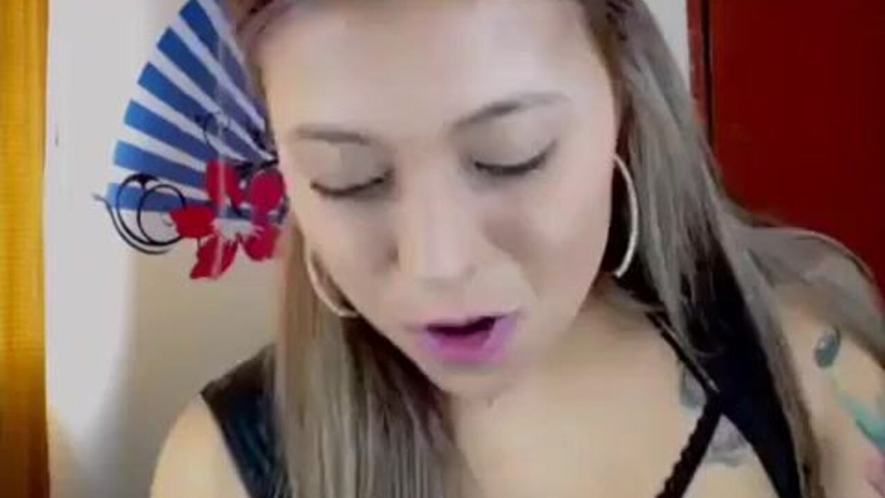 Watch this kinky webcam girl scat and get off on her own volition