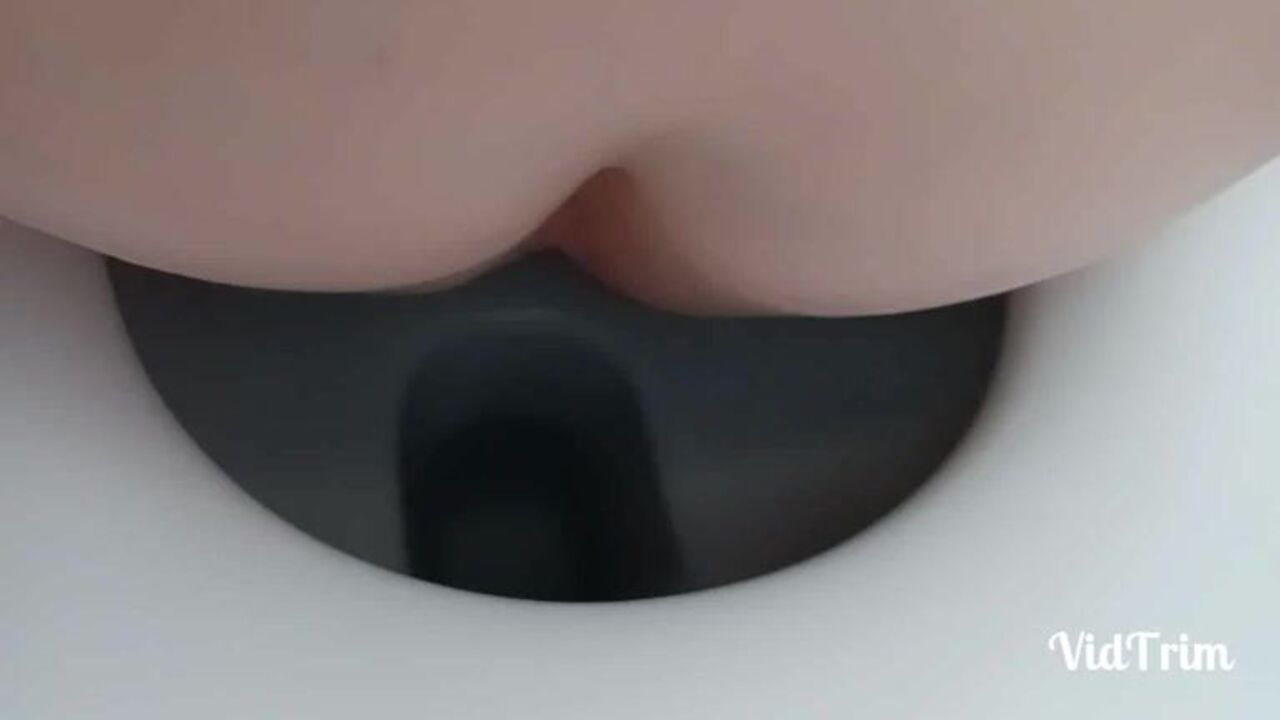 Sarah gets down and dirty with her own load