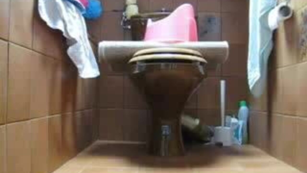 Watch this dirty scat porn video of a scat slave getting pooped and shitting