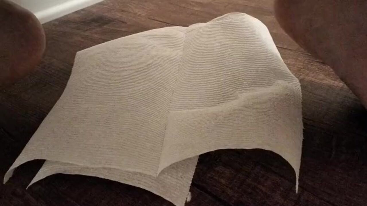 Watch this chubby dude pee on the floor while getting his scat wet