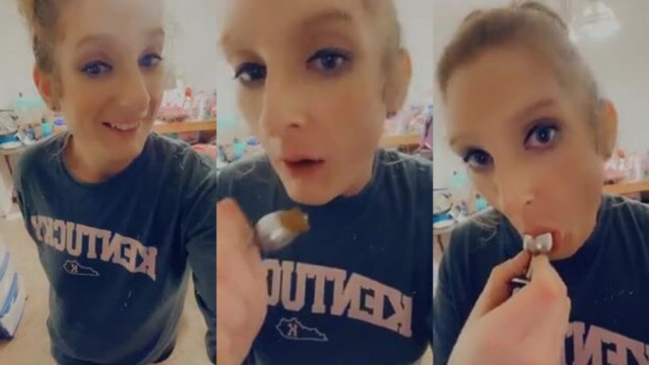 Watch this dirty slut clean her plug with her filthy ass