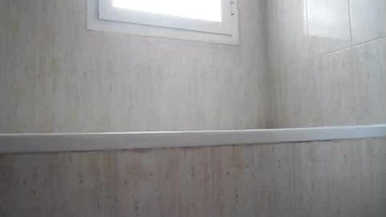 Leather-clad babe in her bathtub poops like a pro in her scaty pants