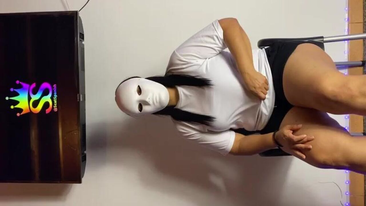 Spanish slut gets her shitting fetish satisfied in a hot scat video